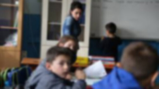 Müəllim sinifdə saqqız çeynəyən uşağın başına görün hansı oyun açdı?!