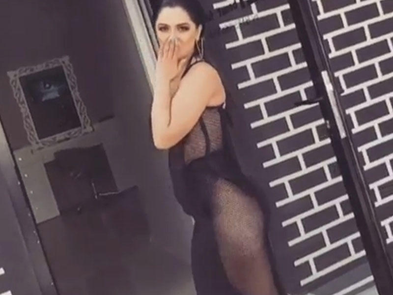 Minadan qalmaqallı geyim - FOTO
