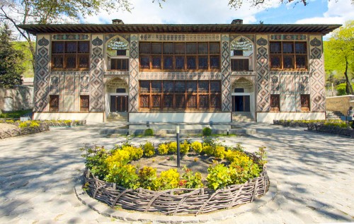 Şəki xan sarayında bədbəxt hadisə - Turistlərin üstünə ağac aşdı - VİDEO