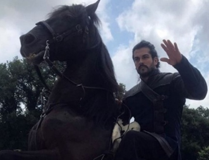 Burak Özçivit yeni serialı üçün azərbaycanlıdan dərs alır