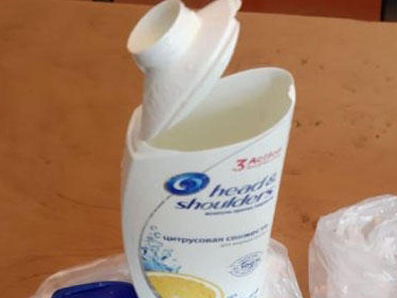 Ata türmədə olan oğluna narkotik gətirdi, ana isə bıçaq - FOTO