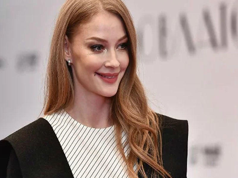 36 yaşlı aktrisa jurnal üçün soyundu - FOTO