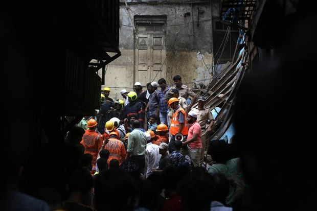 При обрушении здания в Мумбаи погибли 14 человек