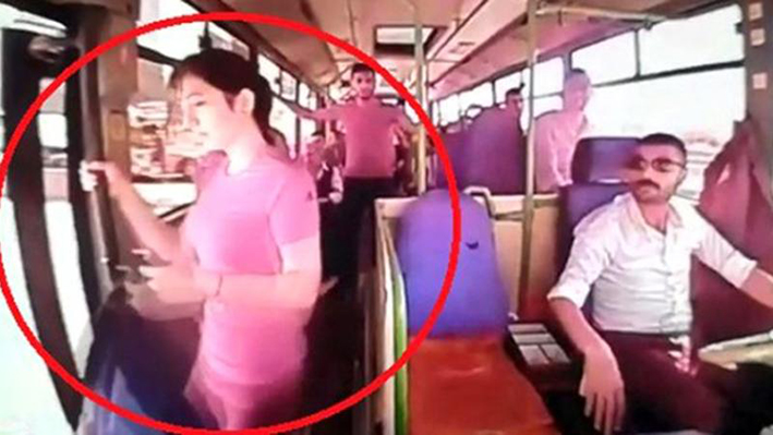 Gənc qız hərəkətdə olan avtobusdan düşərək öldü – Video