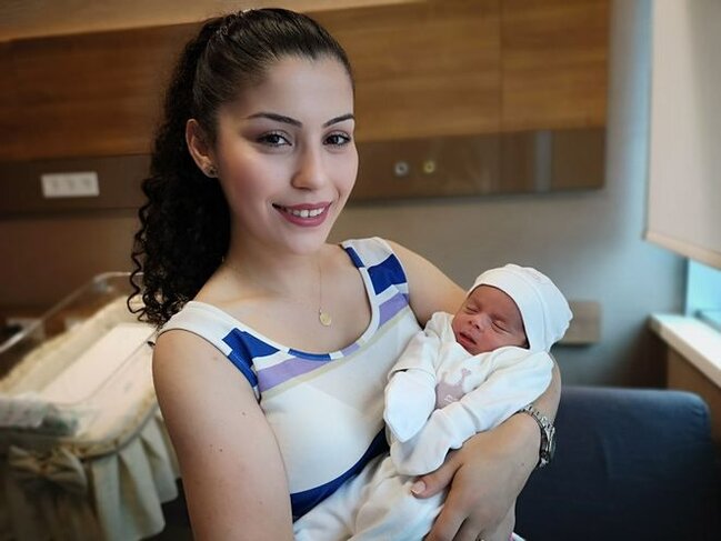 Ana yeni doğduğu körpəsini görüb şoka düşdü - Ağzında... + FOTOLAR