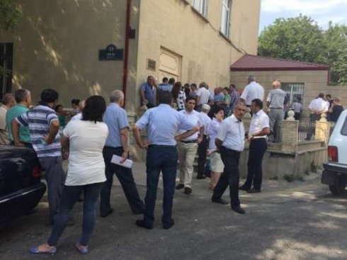 “Qaçqınkom”a rüşvət ittihamı- ŞƏKİDƏN OLAN VƏTƏNDAŞA MƏNZİL VERİBLƏR/ VİDEO