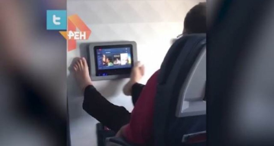 Босоногий пассажир самолета возмутил пользователей соцсетей – ФОТО