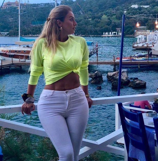 Roza göbəyini açdı, bəyənildi — FOTO