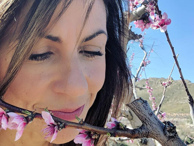 49 yaşlı aparıcı lüt şəkil çəkdirdi - Ailəm normal baxır - FOTO