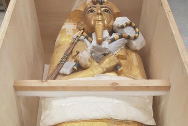 Из гробницы Тутанхамона извлекли большой золотой гроб