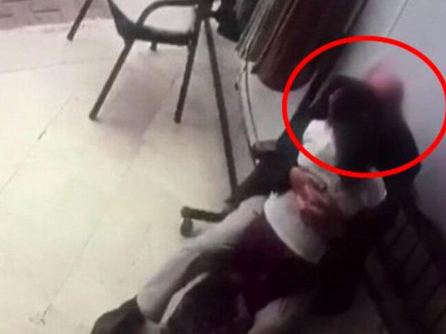 82 yaşlı pedofil uşağı dodağından öpərkən kameraya düşdü - VİDEO