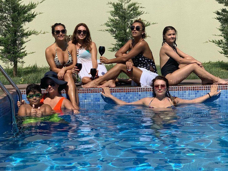Röyanın hovuzda çəkilən FOTOsu yayılıb