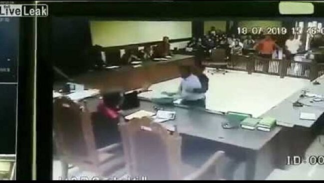 Vəkil qalstukla hakimi döydü - Məhkəmədən Şok görüntü + VİDEO