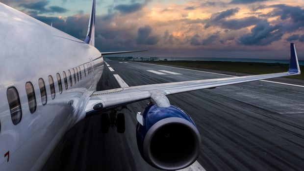 Мужчина захотел улететь в Гану на крыле самолета