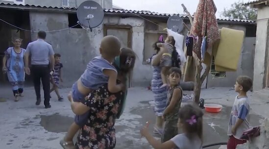 Bakıda polislər qaraçıların evinə BASQIN ETDİ - dəhşətə gətirən MƏNZƏRƏ - VİDEO