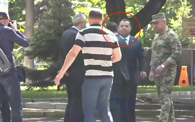 Zelenski Müdafiə nazirini itələdi - Video