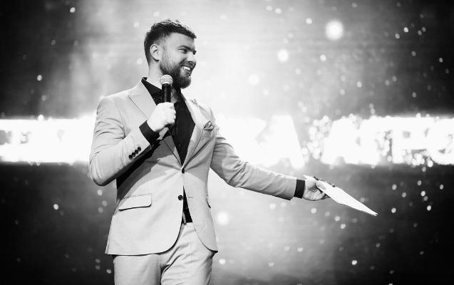 Tanınmış aparıcı 17-ci mərtəbədən yıxılıb öldü - FOTO