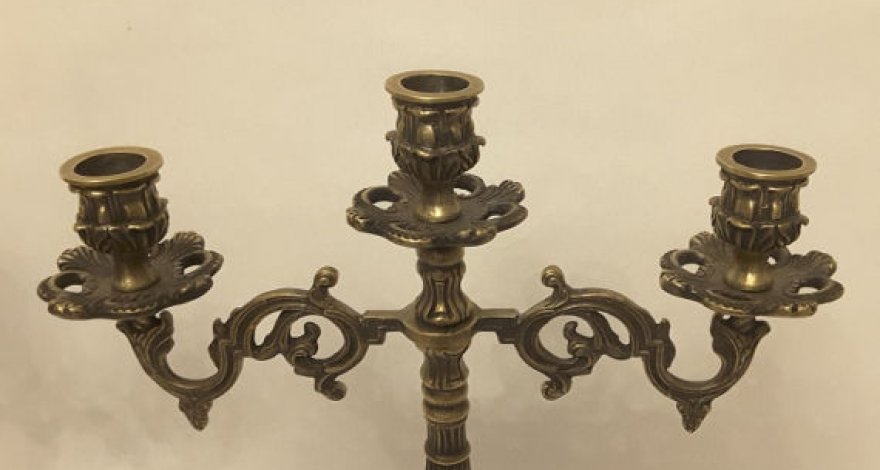 Женщина собралась замуж за канделябр