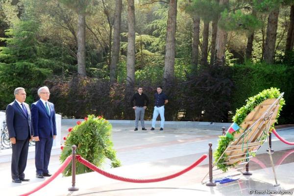 Mətbuat nümayəndələri Heydər Əliyevin məzarını ziyarət etdilər (FOTOLAR)
