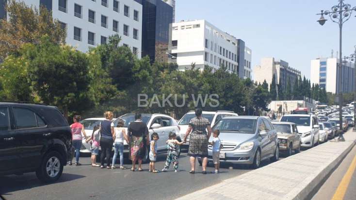 Bakıda qadınlar uşaqları ilə birlikdə yolu bağladı, hərəkət iflic oldu – FOTO