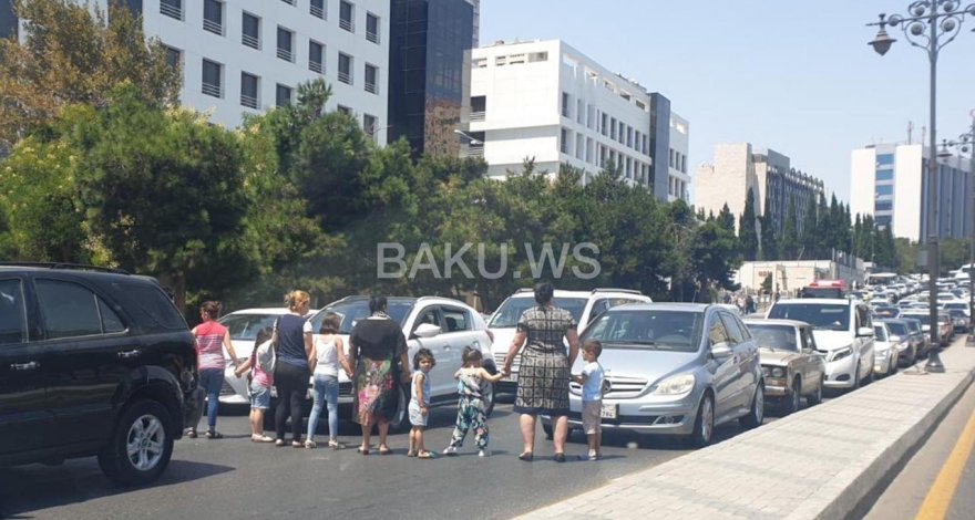 В Баку женщины с детьми перекрыли дорогу