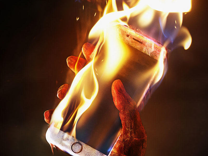 iPhone markalı telefonlar qızaraq partlamağa davam edir