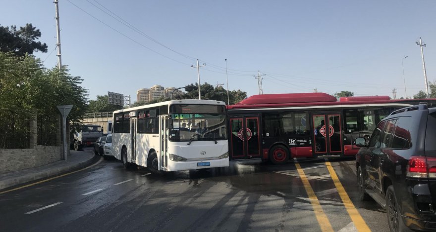 Автобус, попавший в аварию, парализовал движение на дороге - ФОТО