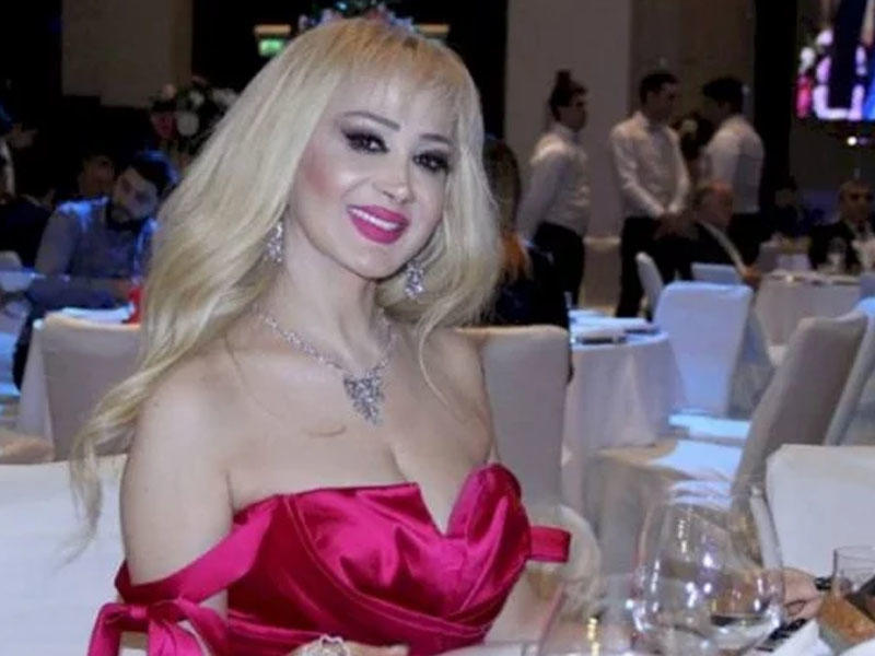 Məleykə Əsədovanı göbəyi açıq paltarına görə qınadılar - FOTO