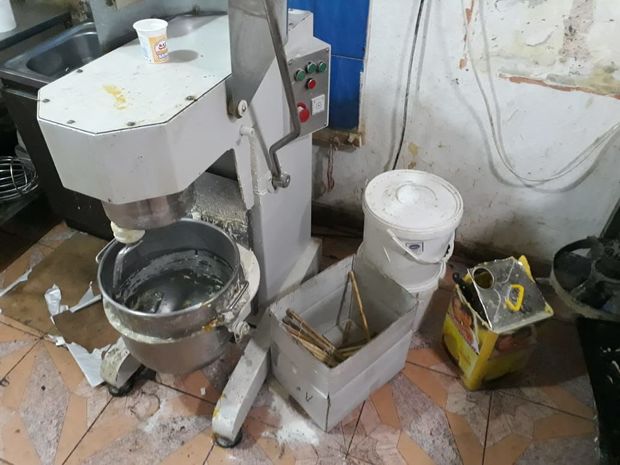Bakıda tualetlə iç-içə fəaliyyət göstərən şirniyyat sexini bağladılar - FOTO