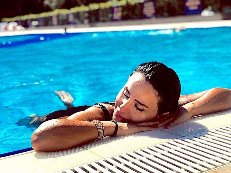Azəri Günel bikinidə - FOTO
