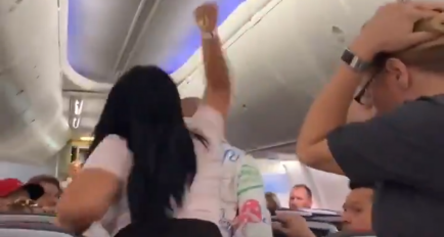 Женщина в приступе ревности разбила ноутбук о голову спутника на рейсе American Airlines - ВИДЕО