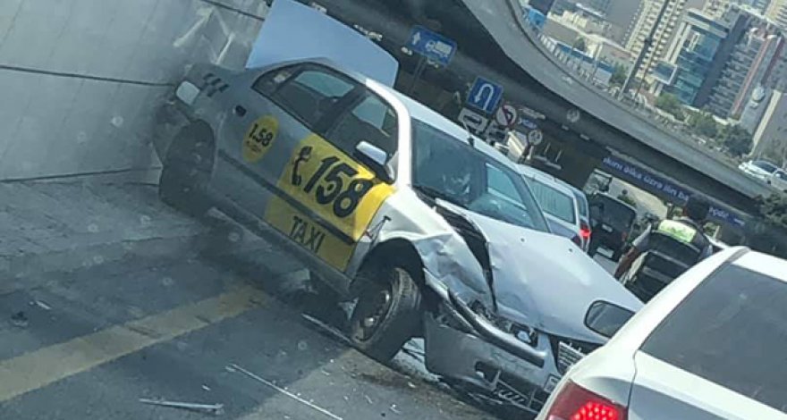 В Баку такси с пассажирами попало в ДТП