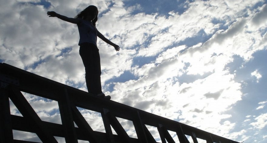 В Баку молодая девушка бросилась с моста