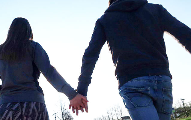 Qızla gəzərkən digərinə 