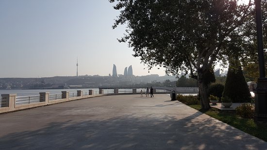 Bakı bulvarında 80 yaşlı kişidən gözlənilməz hərəkətlər – Görənlər təəccübləndi – VİDEO