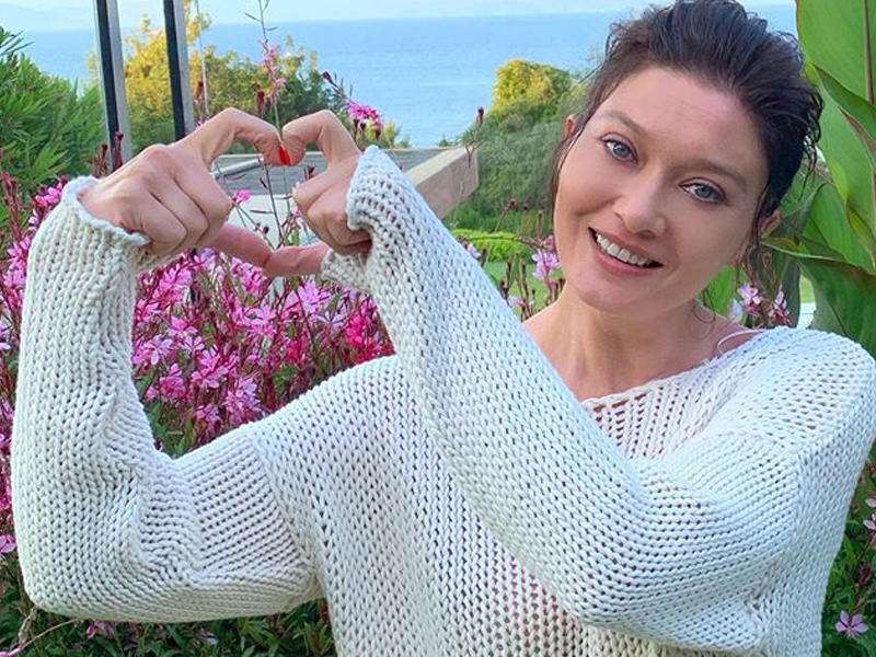 43 yaşlı Nurgül cazibədar bədəni ilə diqqət mərkəzində - FOTO