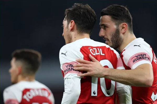 Məsut Özil və komanda yoldaşı silahlı hücuma məruz qalıb - VİDEO