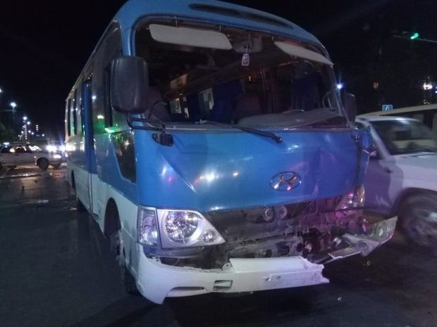 В Гяндже грузовик столкнулся с микроавтобусом - ФОТО