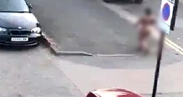 İstilərə dözməyən qadın küçələrdə çılpaq gəzir - (+18 VİDEO)