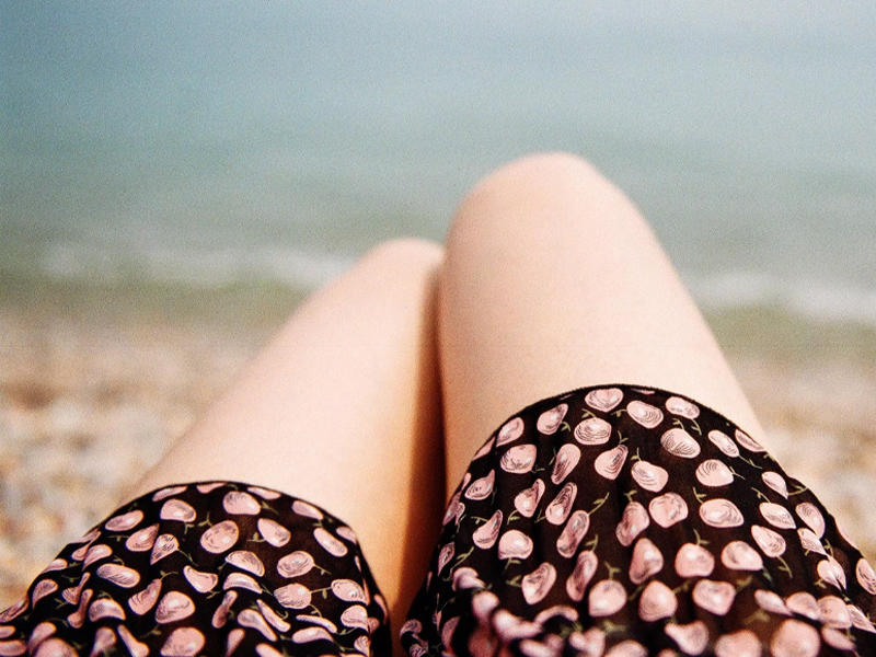 İstilərdən bezən qadın lüt soyunub, eyvanda günəşləndi - FOTO