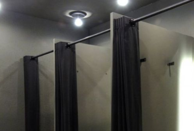 Paltar mağazasında soyunan qızın ÇILPAQ BƏDƏNİNİ gizli kameraya çəkdi - FOTO