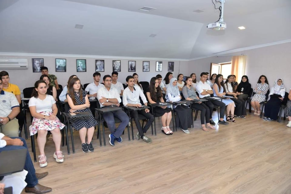 Psixoloji Xidmət və Tədqiqatlar Mərkəzi tərəfindən başlanan “Diplomatiya Akademiyası” layihəsinin iştirakçıları ilə sonuncu görüş keçirilib
