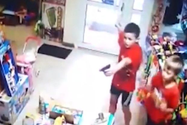 Uralda iki uşaq oyuncaq satıcısını atəşə tutdu – VİDEO