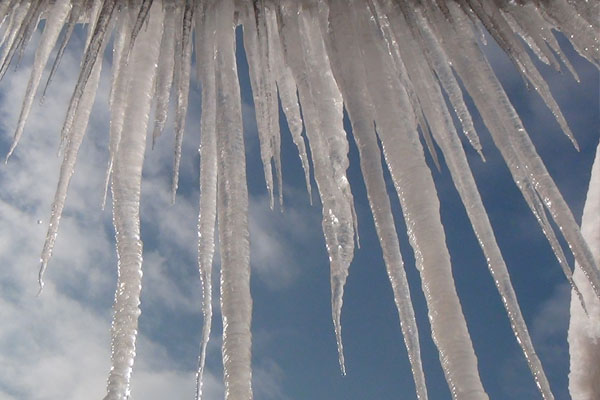 Azərbaycanın bu ərazisində yayın ən isti vaxtında da buz var (VİDEO)