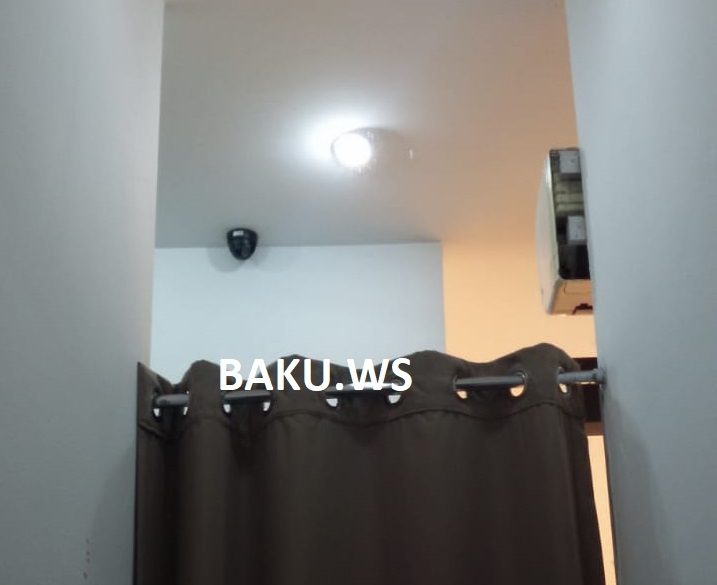 Bakıda mağazada paltarını dəyişən qadınları belə izləyirlər – FOTO