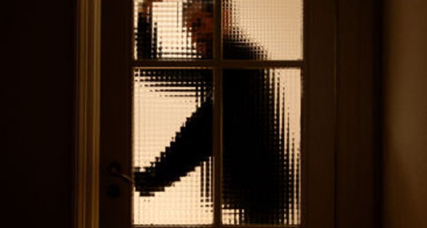 Представившись сотрудником газовой конторы, неизвестный ворвался в квартиру