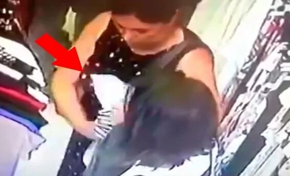 Bakıda qadının oğurluğu anbaan kameraya düşdü — VİDEO