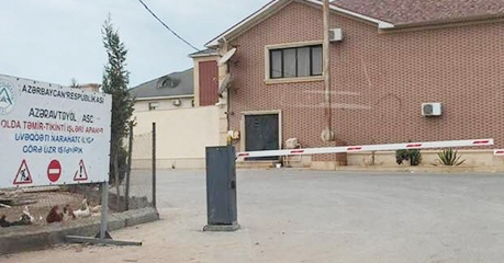 Məmur evinin qabağına şlaqbaum qoydurub yolu kəsdi – Foto