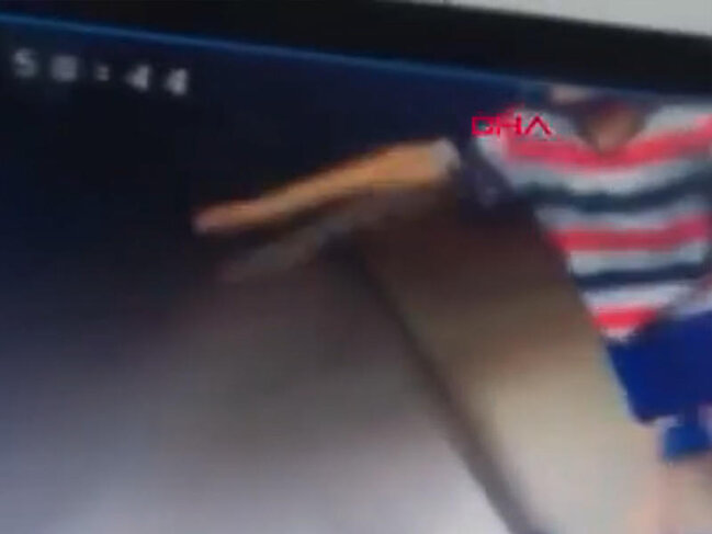 Liftdə qorxulu anlar - Uşaq boynundakı iplə havada asılı qaldı - VİDEO