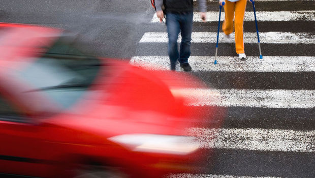 Sərxoş ağsaqqal maşının altına düşdü